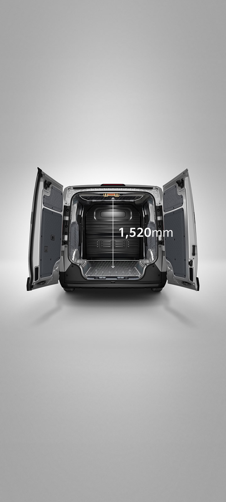 Ansicht des Kia PV5 Cargo von hinten mit geöffneten Laderaumtüren.